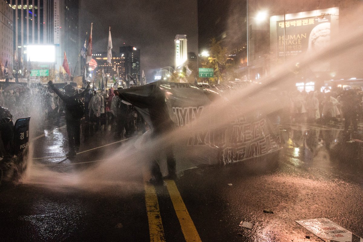성인남성 몸 스펙인 나도 순식간에 쓰러져 굴러서 기억 잃었고, 2주 이상 후유증 겪었다. 내가 쓰러진 위로 다시 물이 쏟아졌다. 건장한 성인남성들이 직사 물대포에 나가떨어지는 증거자료가 넘쳐나는데, 김진태 의원분 물대포가 뭐 어쨌다고요?