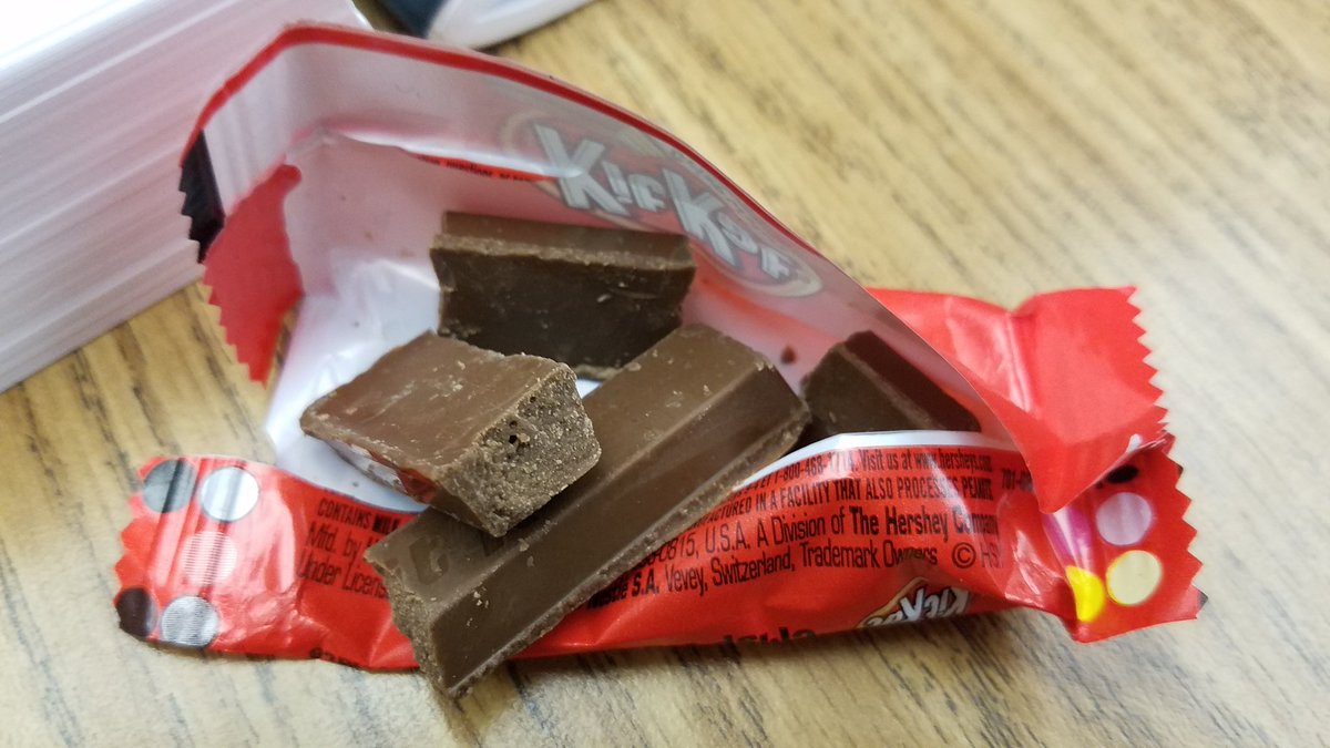 BlackLotus_Luna's tweet photo. This is a first for me, I got the Kit but they forgot the Kat. #kitkat #KitKatBreak #chocolate #nowafer 🤔 #Halloween #candy https://t.co/iNXc7Dbbyz