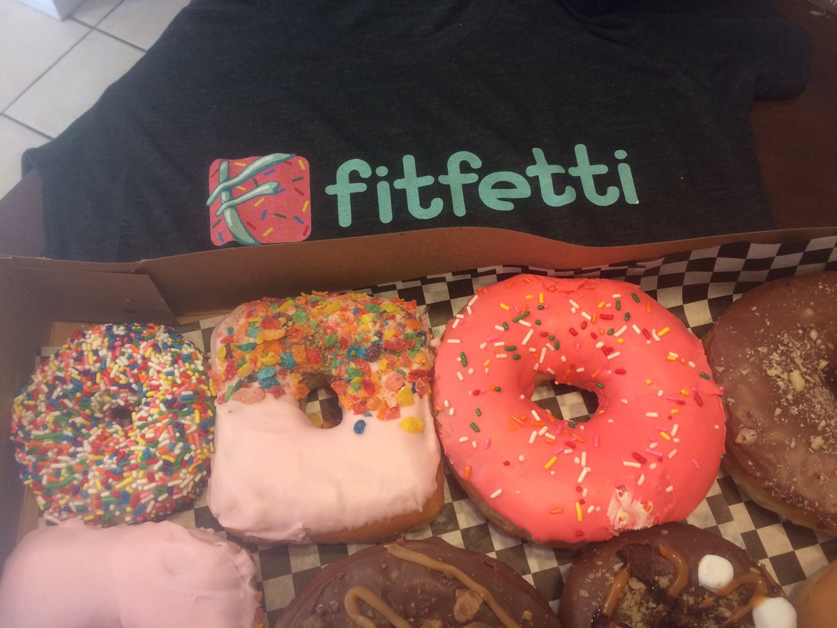 FitfettiShop's tweet photo. Gym sesh...#fitfetti &amp; #crafteddonuts Why not?!? #deadlifts #donuts #wod #fitish #activelyfun #fit @RogersClay https://t.co/pMxKPXunxf