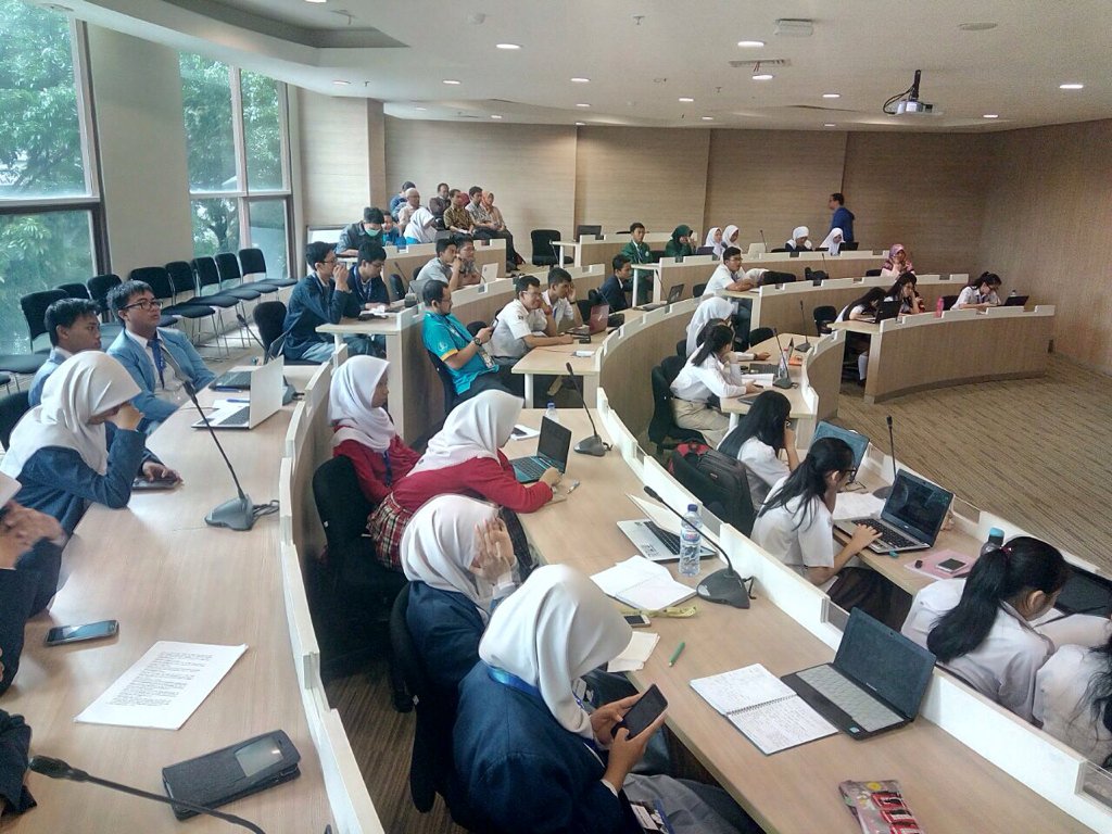 infoopsi's tweet photo. Pertarungan #OPSI2016 yg sesungguhnya sdg berlangsung! Semoga presentasi naskah penelitian kalian berhasil! https://t.co/ifCPR0WkJO