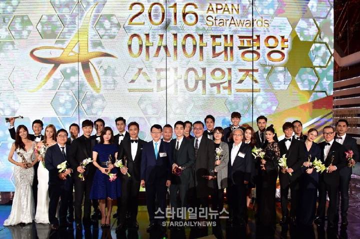 Noojan15's tweet photo. ลงรูปวนไป! ยินดีกับเฮียและทีมDots
ด้วย ปรบมือรัวๆสิค่ะรอไร ☺👏👏👍💕
#SongSongCouple 
#DescendantsOfTheSun 
#APAN2016 https://t.co/DTo7GpL53F