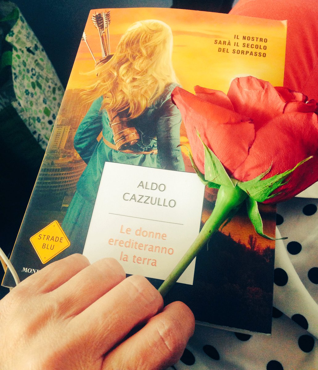 AspassoconBlue's tweet image. Letture dal treno #pendolarismo #donnealCOMANDO @setupartfair VOGLIO solo donne #vitadacritico #aldocazzullo uomini che scrivono di donne