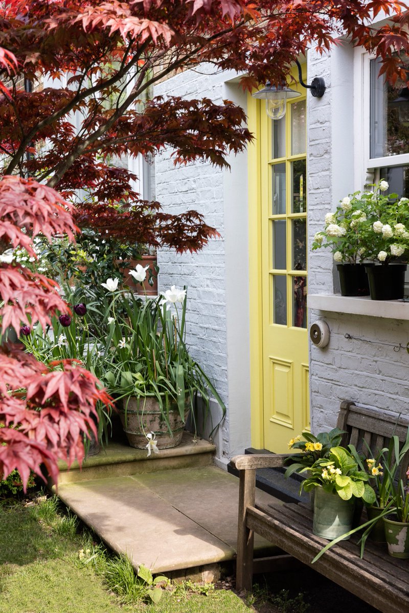 TheCut's tweet image. Inside a design guru's enviable London home thecut.io/2dvv46L