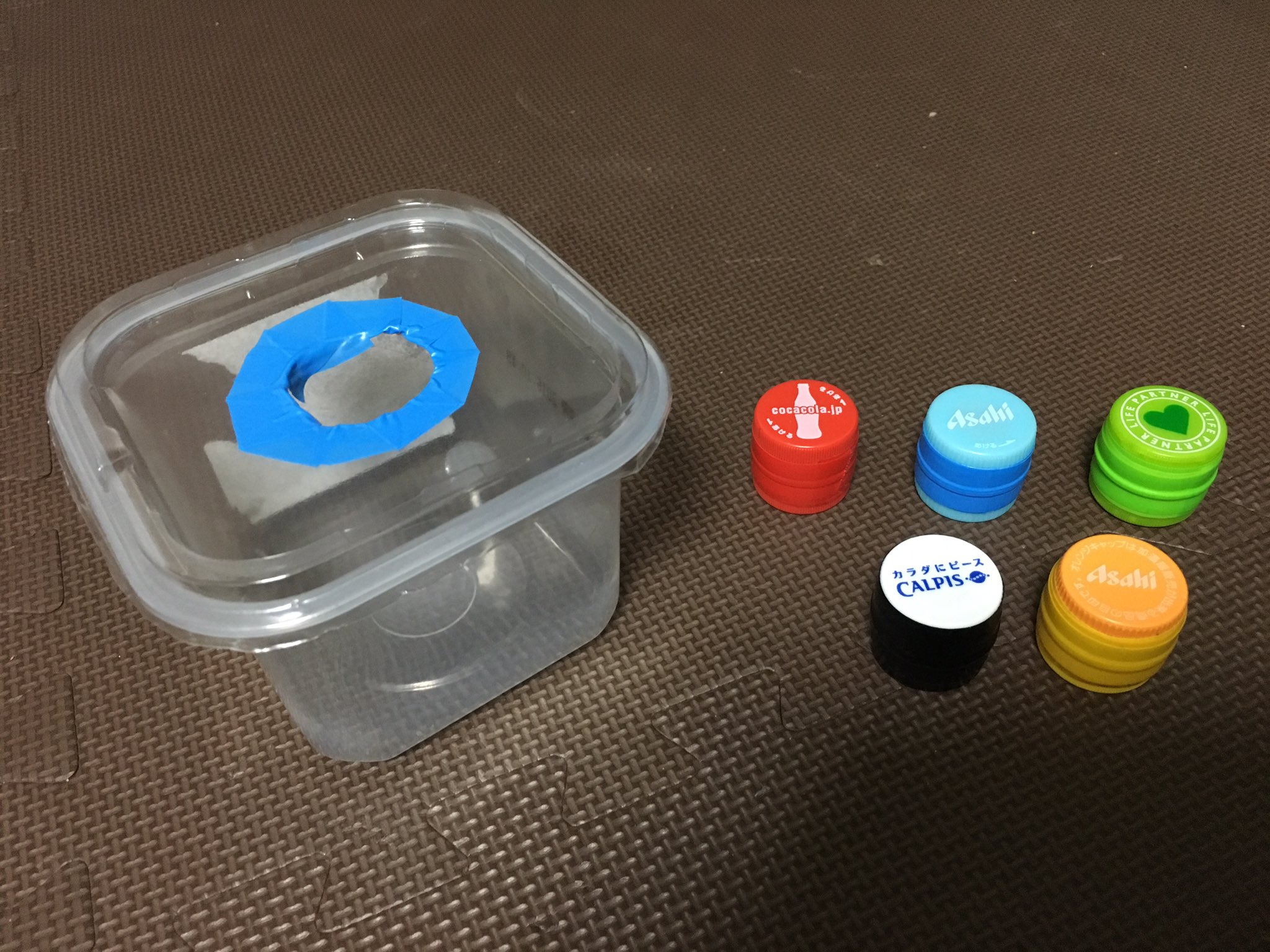 まめお ビッグマム タグ付け忘れて再投稿 手作りおもちゃ第二弾 ペットボトルの蓋落としとラップの芯落とし 物を 入れたり出したりするのがブームな1歳息子に大ヒット 手作りおもちゃ T Co S1ja04kfd5 Twitter