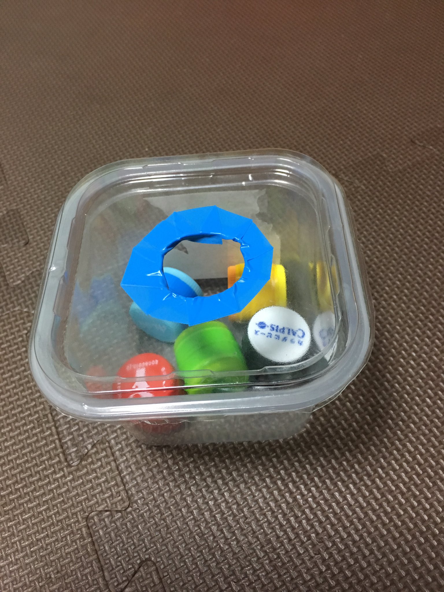 まめお ビッグマム タグ付け忘れて再投稿 手作りおもちゃ第二弾 ペットボトルの蓋落としとラップの芯落とし 物を 入れたり出したりするのがブームな1歳息子に大ヒット 手作りおもちゃ T Co S1ja04kfd5 Twitter