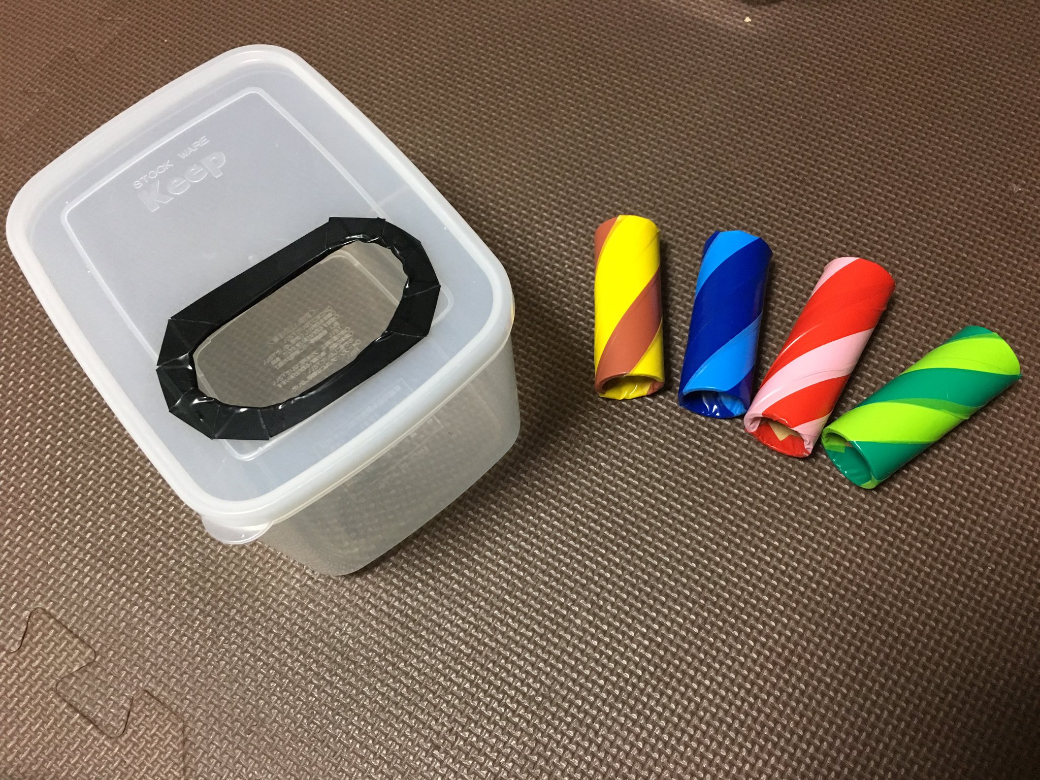 まめお ビッグマム タグ付け忘れて再投稿 手作りおもちゃ第二弾 ペットボトルの蓋落としとラップの芯落とし 物を 入れたり出したりするのがブームな1歳息子に大ヒット 手作りおもちゃ T Co S1ja04kfd5 Twitter