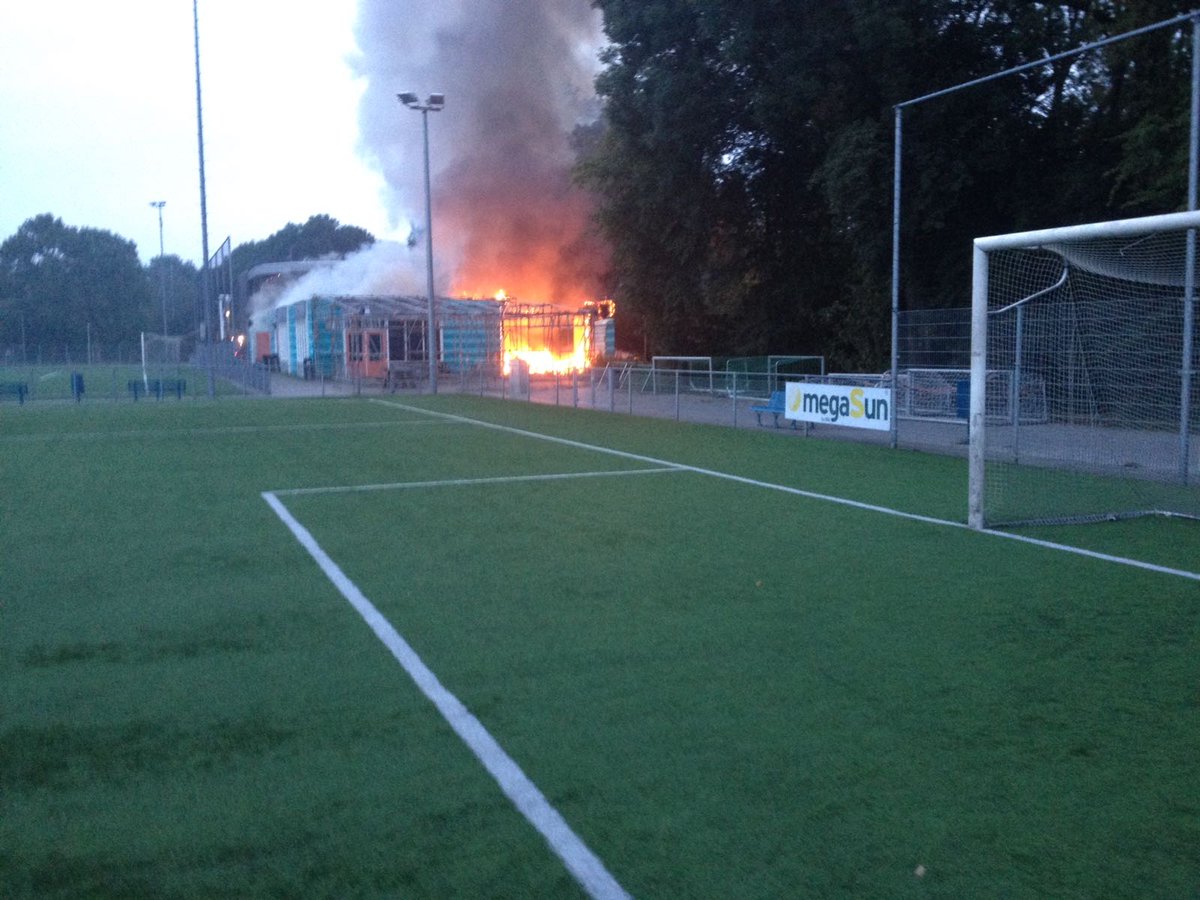 Nieuwe week! Tijd voor een blog. De brand op sportpark Het Noorden. deverenigbareclub.nl/2016/10/03/de-…