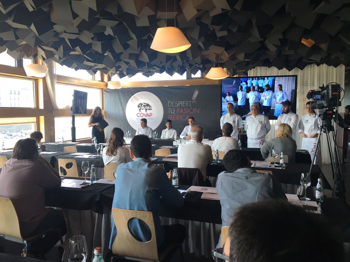 altaexpresion_'s tweet photo. ¡Empieza #dTapasCOVAPFinal! ¡Participantes y jurado preparados para elegir al mejor #Chef de la #TapaIberica! https://t.co/6naJWLkFXr