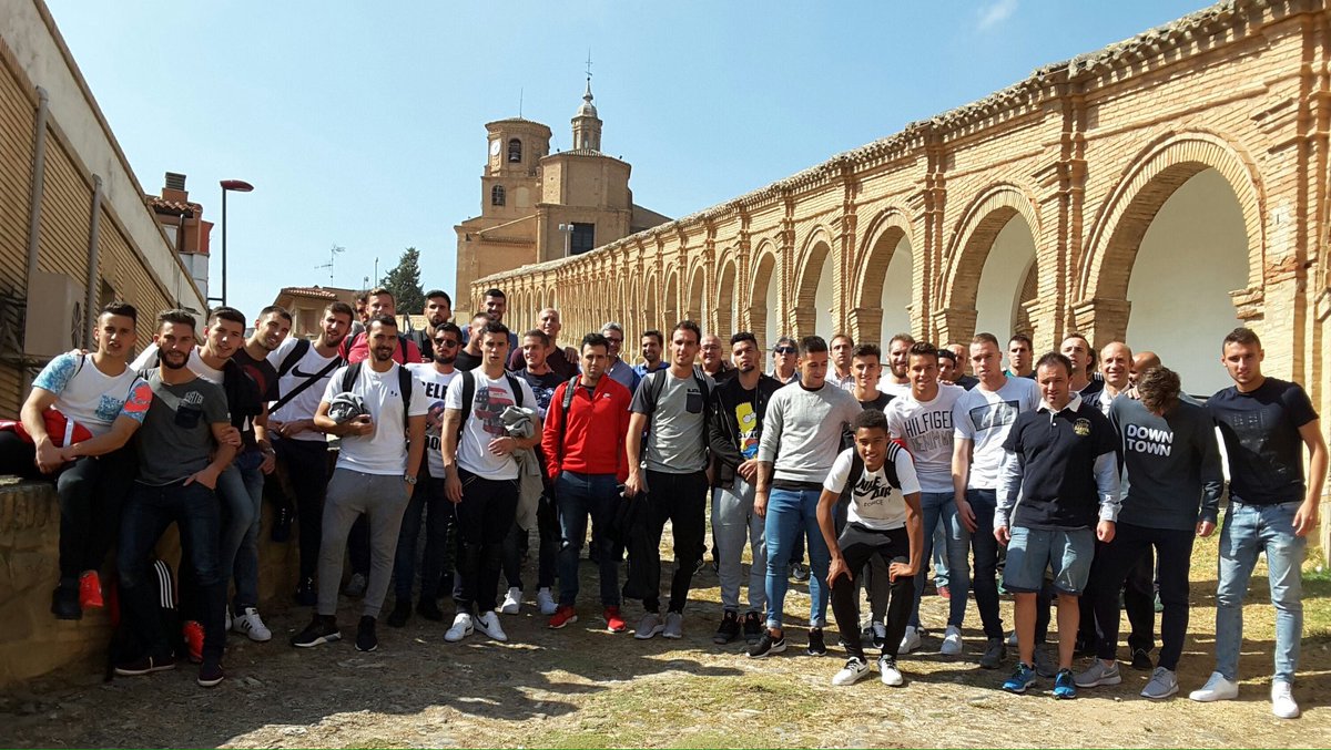 La plantilla de #Osasuna está en Cascante. Tras una sesión de baño en el Centro Termolúdico, se dispone a comer. 😊👌🏻