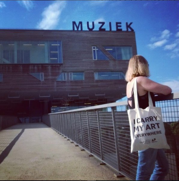 Wie heeft hem al, de nieuwe totebag?
#Icarrymyarteverywhere