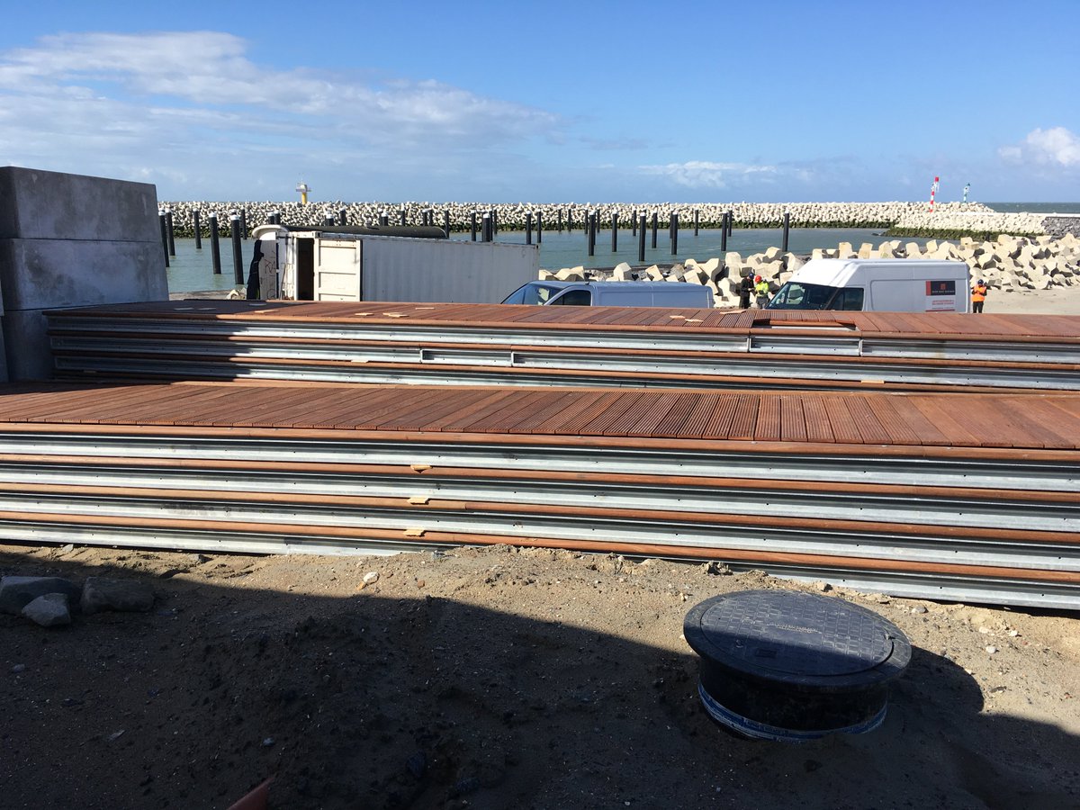De eerste steigers voor de jachthaven zijn gearriveerd. Deze week starten we met het plaatsen van de steigers. #CADZAND-Maritiem
