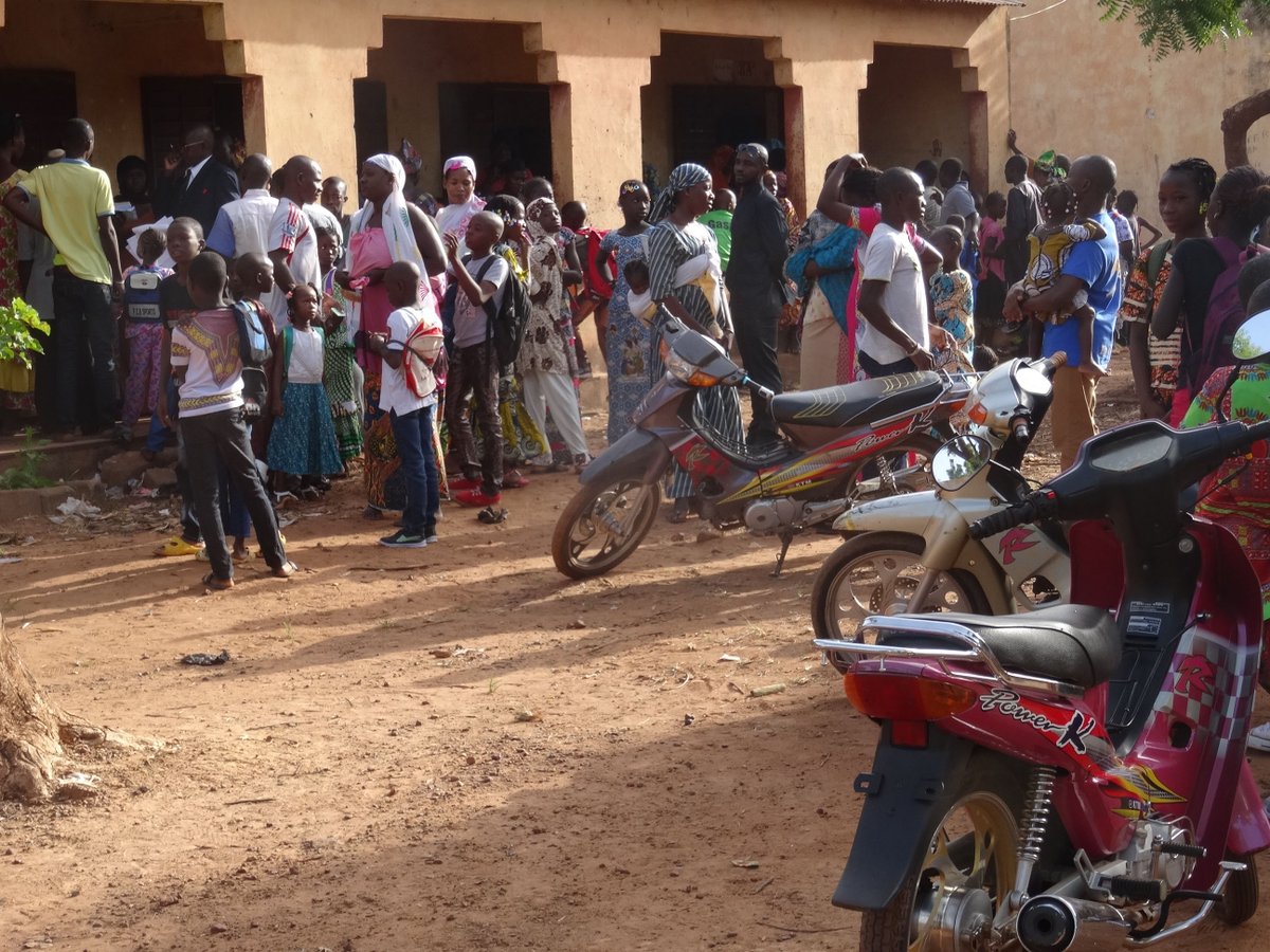 beekunko's tweet photo. A l'occasion de l'ouverture des classes, les enfants sont très contents pour les retrouvailles. https://t.co/IpIJbbf0yk