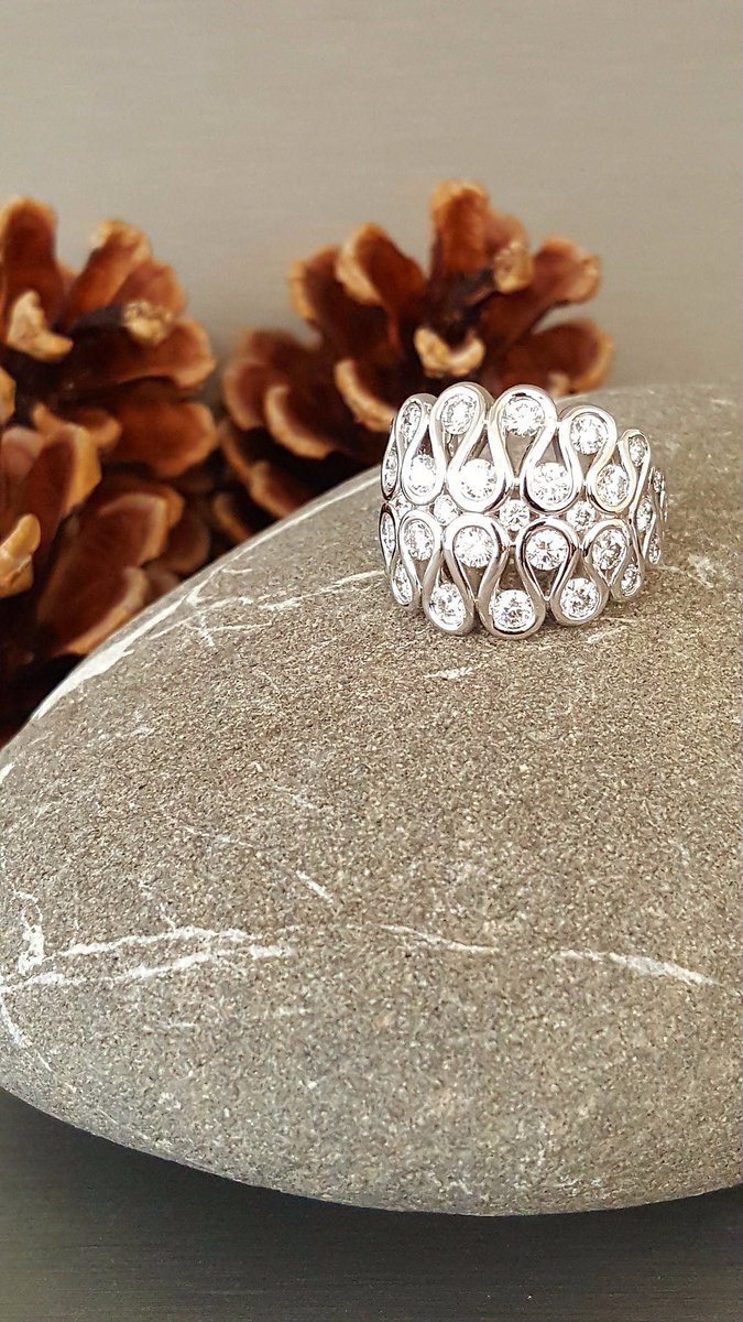 wilkinsthejewel's tweet photo. Sparkling 1.75ct Diamonds set into 18K White Gold in this fancy twist design ring. #StunningRing #Beautiful #Diamonds #18KWhiteGold #Xmas https://t.co/yY6vOCPJgb