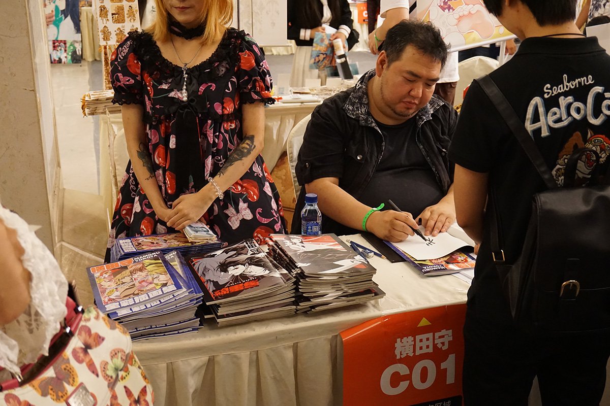 mizunashiha's tweet image. 这次漫展还请到了横田守老师到会场签售，唔，队伍排得略长…… #comiday