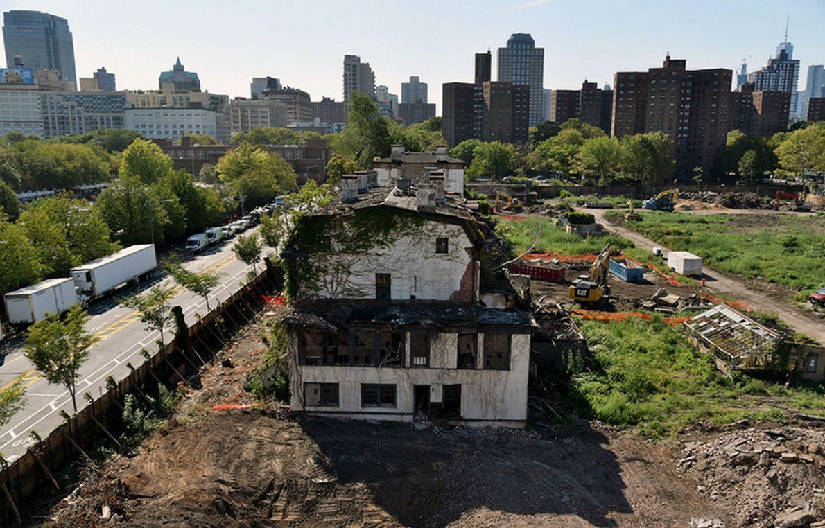 idealista_it's tweet image. Così vengono demolite 10 case centenarie per costruire un supermercato e un parcheggio #demolitionproject #Brooklin  idealista.it/news/immobilia…
