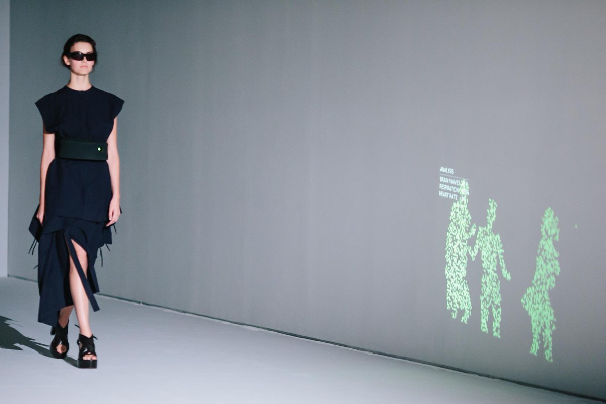 Intel_DE's tweet photo. Zusammen mit #Intel präsentiert @HusseinChalayan smarte Brillen & Gürtel auf der #ParisFashionWeek.→ https://t.co/Xv8QM102TR #ChalayanxIntel https://t.co/gmi62OeQnD