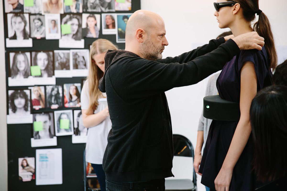 Intel_DE's tweet photo. Zusammen mit #Intel präsentiert @HusseinChalayan smarte Brillen & Gürtel auf der #ParisFashionWeek.→ https://t.co/Xv8QM102TR #ChalayanxIntel https://t.co/gmi62OeQnD