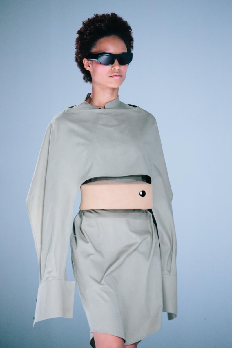 Intel_DE's tweet photo. Zusammen mit #Intel präsentiert @HusseinChalayan smarte Brillen & Gürtel auf der #ParisFashionWeek.→ https://t.co/Xv8QM102TR #ChalayanxIntel https://t.co/gmi62OeQnD