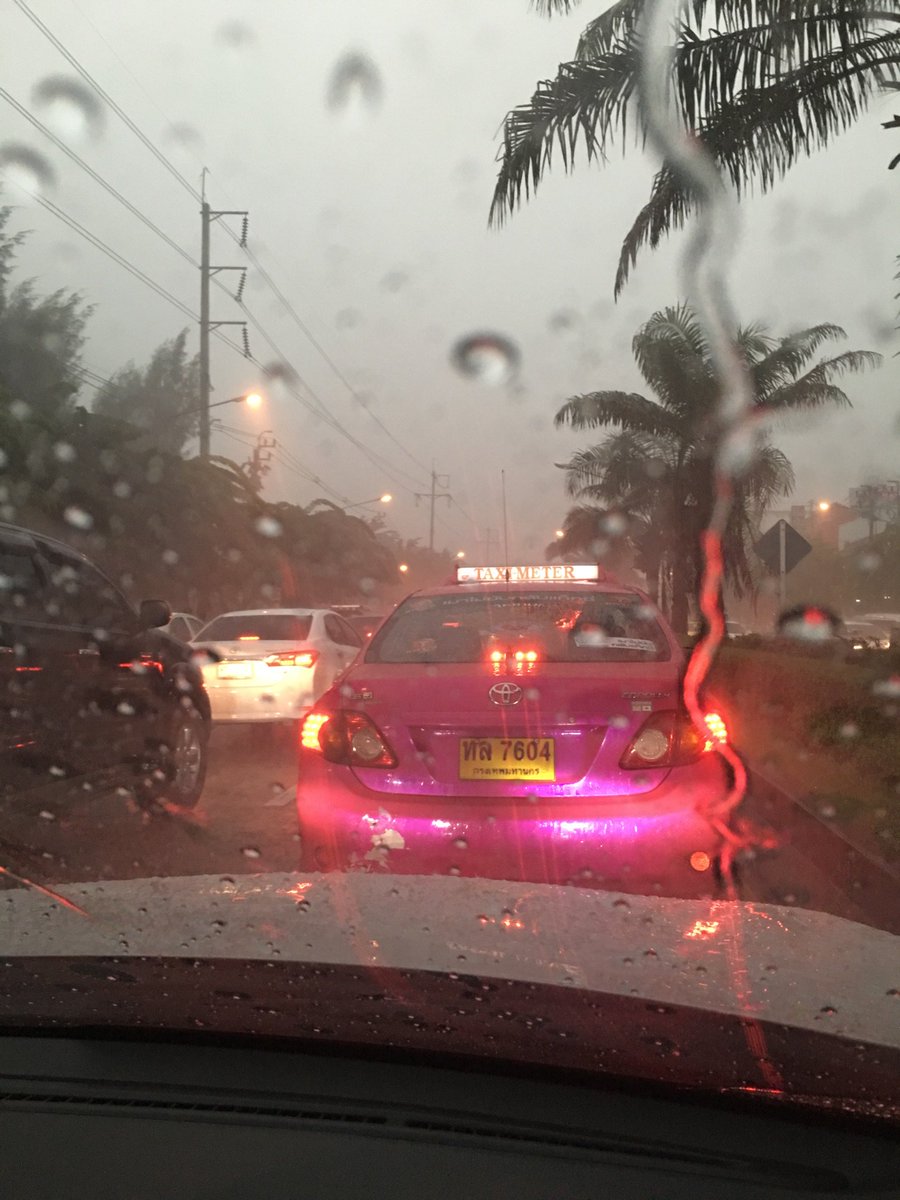 powerkub's tweet photo. @js100radio หน้าเรือนจำมุ่งหน้าแยกแคราย รถติดแล้วครับ ฝนตกหนักมาก เริ่มมีน้ำขังเป็นจุดๆ เริ่มมีรถดับด้วยคับ https://t.co/s4kSdp91ki