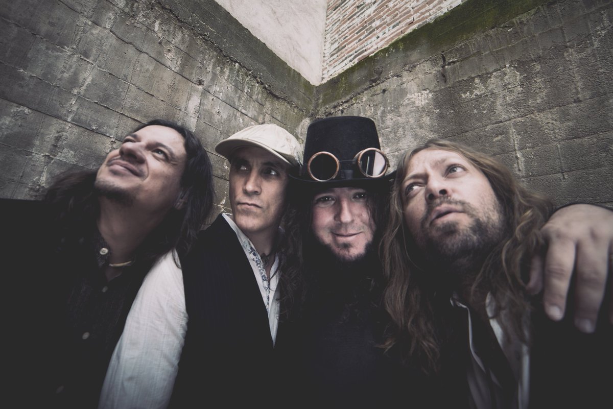 Puesta de largo de "Mundo Aéreo" en RNE. Esta noche <a href="/vuelofenix_r3/">El Vuelo del Fénix</a> estrenará en primicia un tema de "Mundo Aéreo"! Al ataqueee!!!