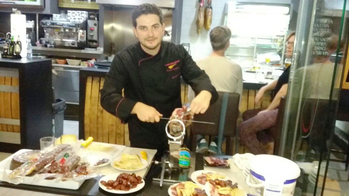 TiendaHallamohe's tweet photo. Noche #gourmet en el 1er #aniversario de Taberna los Pensadores.#jamon #ibércio #quesos #embutidos #cortador https://t.co/2xbl8VSKUb https://t.co/xqSSGVm6bL