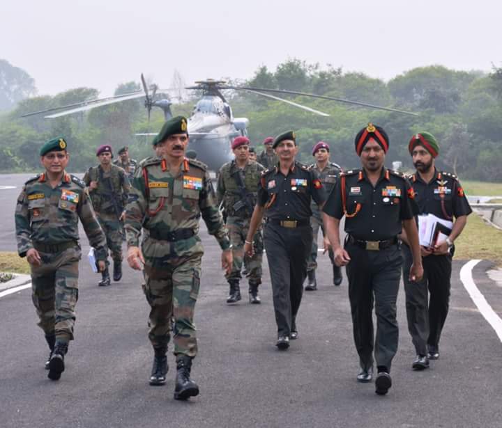 bhushan_gyan's tweet photo. # COAS visited Headquarters #WesternCommand - was briefed on prevalent situation & Op readiness by #WesternArmyCommander https://t.co/rxVnV70Zhh