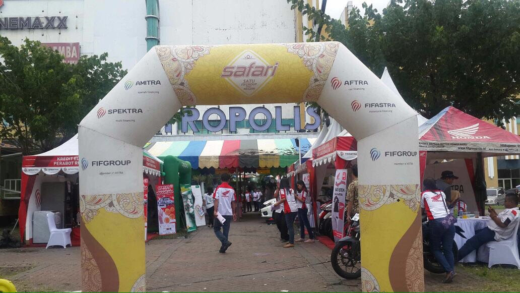 FIFCLUB's tweet photo. Halo FIFers, ini dia keseruan roadshow Truk #SAFARIFIFGROUP di Mall Metropolis. Siapa yang kemarin datang ke sana, RT yuk! https://t.co/7CyrgQ58jv