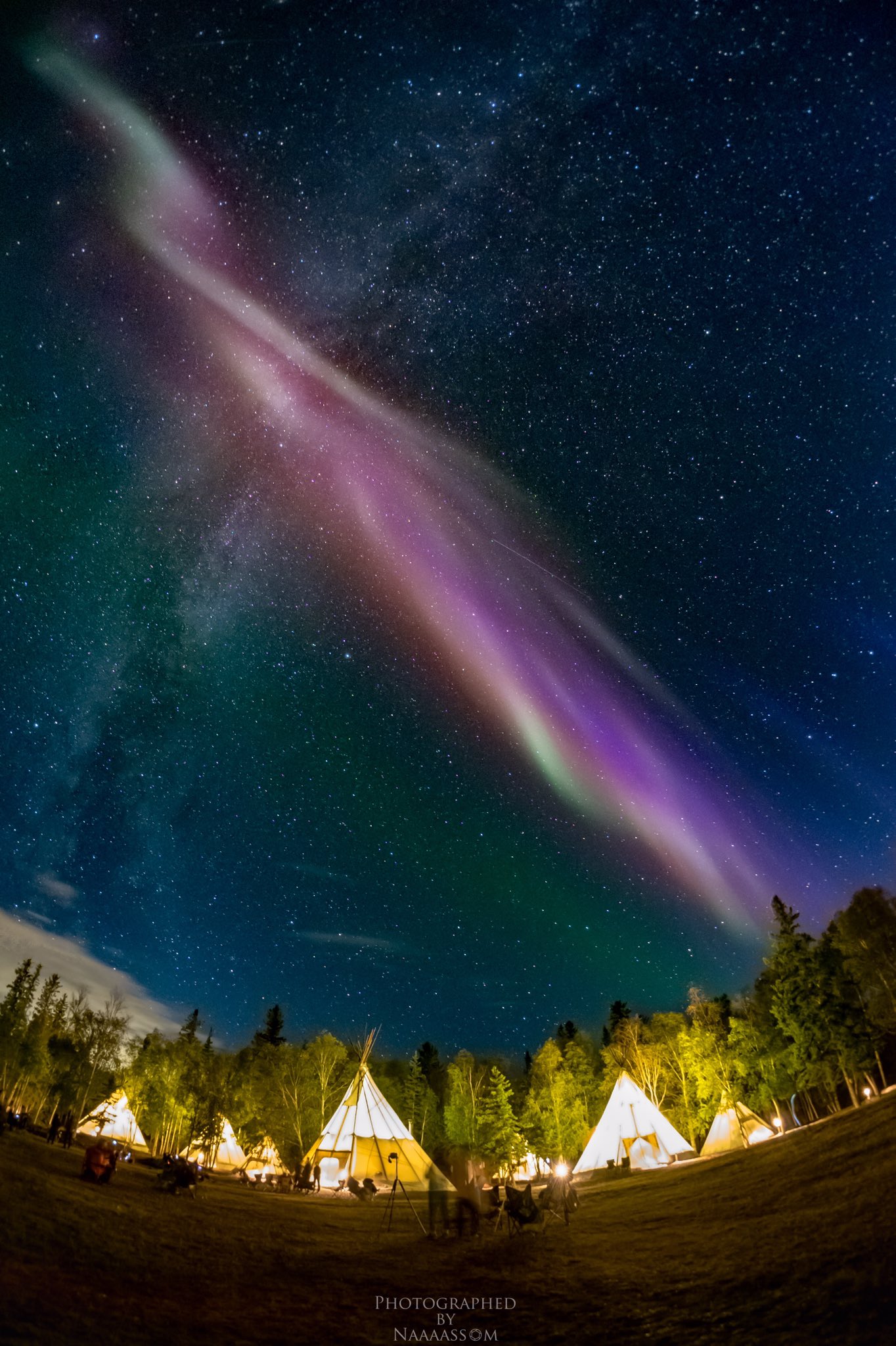 ট ইট র もっさん Aurora Milky Way Cross 珍しいピンク色のオーロラと天の川が交差する瞬間を撮影 イエローナイフでのオーロラ観察旅行初日にしてこんな贅沢な光景を目にすることができました オーロラ 天の川 イエローナイフ T Co