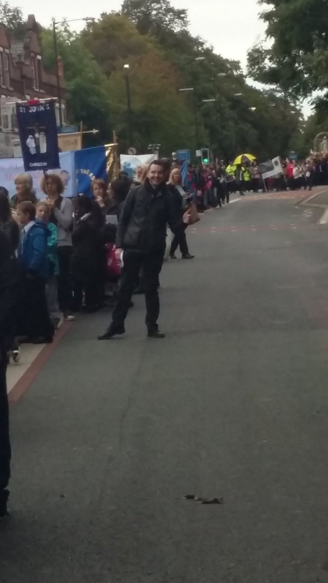 Great seeing <a href="/FatherFrankie/">Fr Frankie Mulgrew 🇺🇦</a> at Saturdays Marian procession in #manchester looking forward to seeing welcoming him for @nightfevermanc on Fri