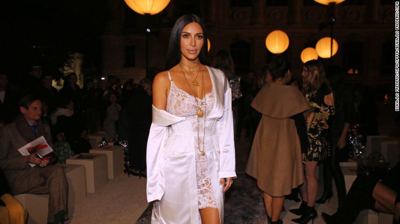 CNN's tweet photo. Kim Kardashian West held at gunpoint in hotel room by robbers who stole a ring worth an estimated $4.5 million https://t.co/DTrKAQMFBP https://t.co/HKuMhl32sZ