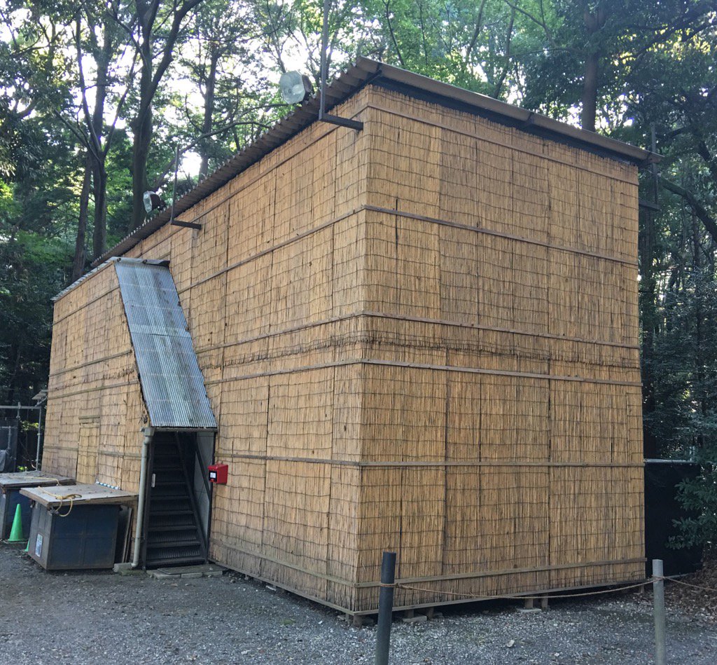 これはヘルツォーク&amp;ド・ムーロンでも隈研吾でもない。ただの現場事務所。多分、神社なのでこうなった。