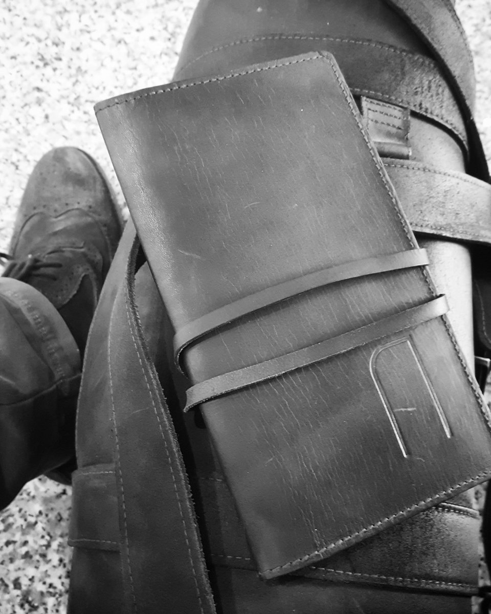 Abrago's tweet photo. Monday, here we go.

#ABRAGO #travelgear #passportwallet #monday #menswear #domore #menswear https://t.co/NNL50WkfE4
