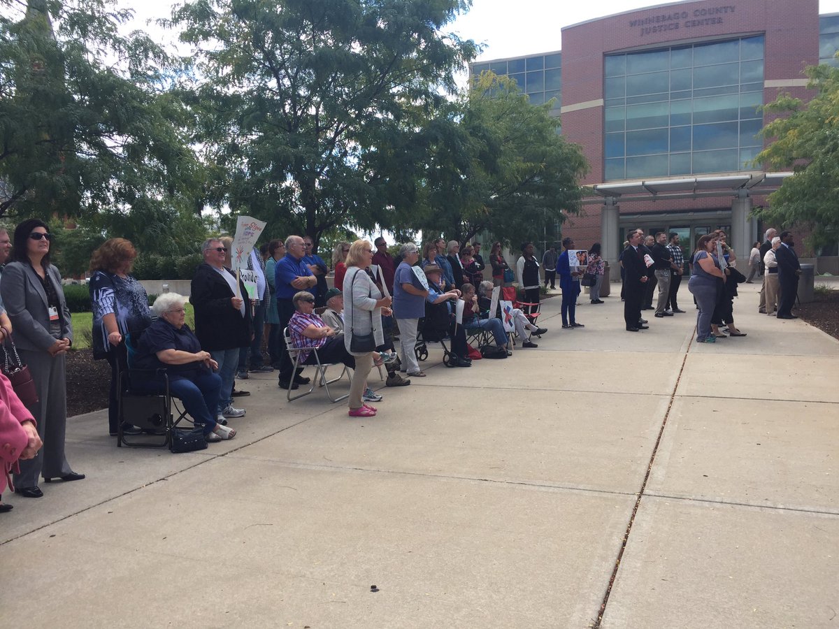 MLWestphal's tweet image. Good crowd gathered for @NAMINorthernIL Mental Illness Awareness Week rally. Theme is accessing care and saving lives. #StigmaFree