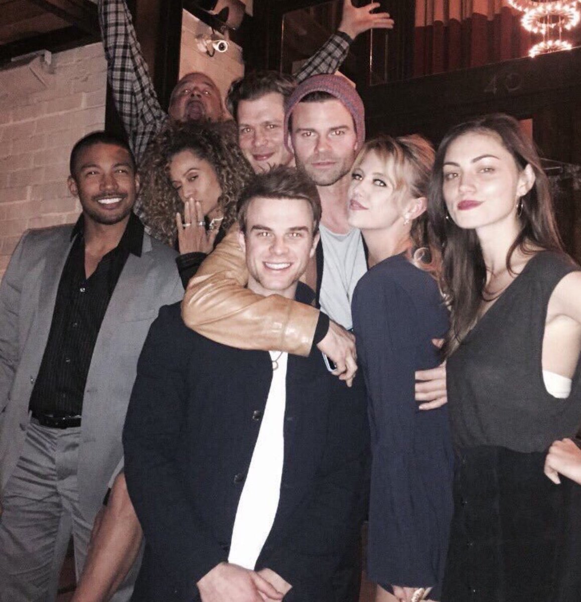 gravntgust's tweet photo. não acredito que the originals inventou o melhor cast #3YearsOfTheOriginals https://t.co/1IcLM81xxa