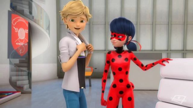 ourhtied's tweet image. Fichame la forma en la que Ladybug mira pervertidamente a Adrien.
