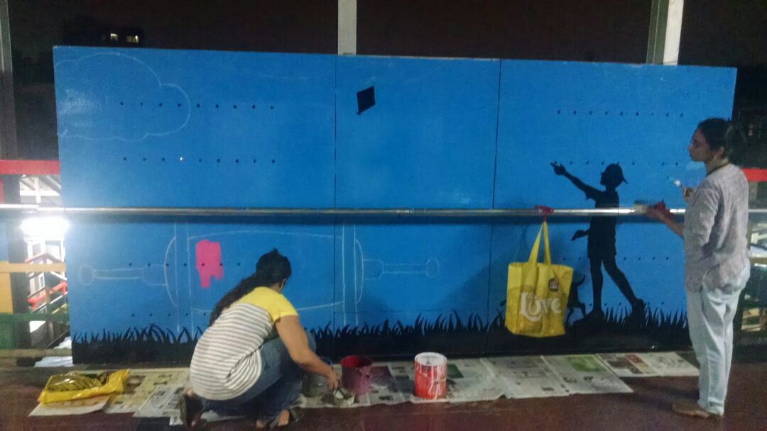 SRF_NMIMS's tweet photo. Humans of Parle beating the Monday blues by unleashing the inner artist on the Parle Station Canvas!
#NMIMSMumbai #SRF #MUMBAIFIRST #MAD https://t.co/emcPnb3d6r