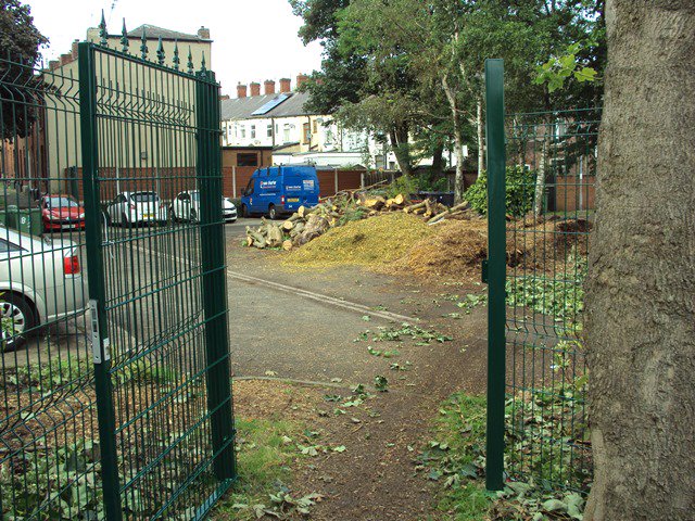 TamesideCouncil's tweet photo. The new gate at King Georges allotments will make the Stroke Association plot more accessible for wheelchair users #GetTamesideGrowing https://t.co/E0oO8CC9Zq