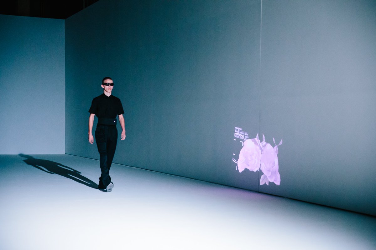 IntelFrance's tweet photo. Un ensemble lunettes + ceinture présenté par @HusseinChalayan à la #ParisFashionWeek avec #Intel → https://t.co/xuiOIhTZhu. #ChalayanxIntel https://t.co/lCyKvz6JpR
