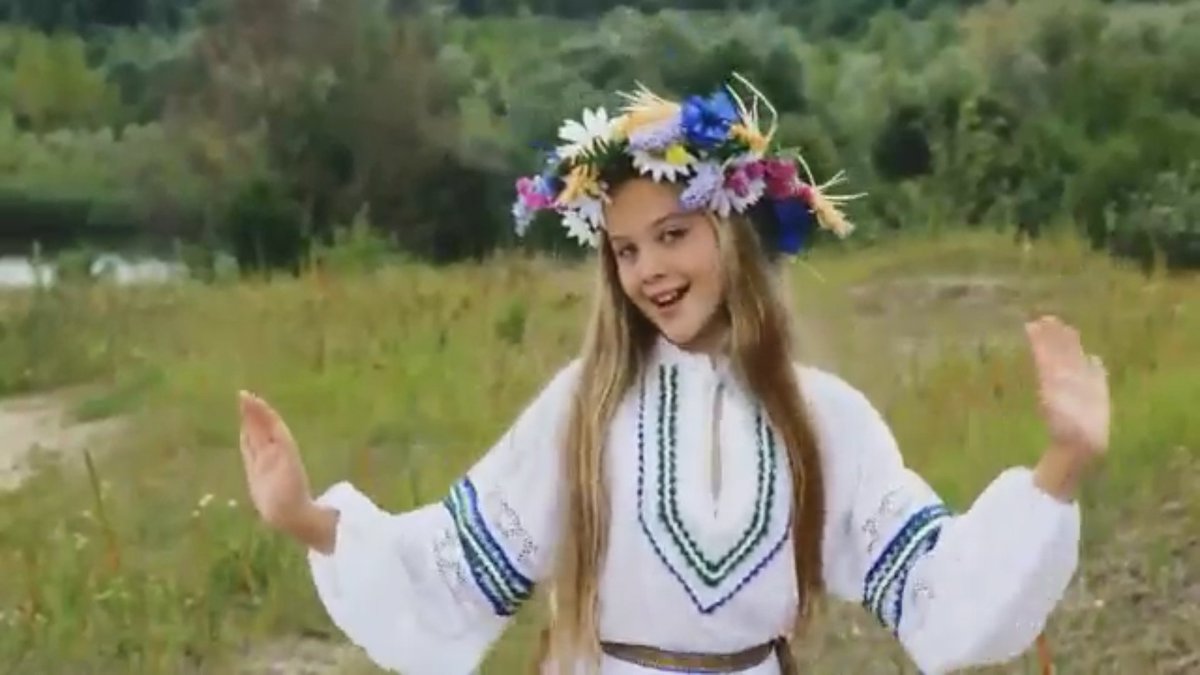 同志もっさりおじさん Pa Twitter 民族衣装を着てるpvの曲は 私はベラルーシの娘 ママもベラルーシ人 ベラルーシ の言葉で喋るのは恥ずかしいことじゃないのよ 私はベラルーシの女の子 私はここにいる みたいな歌詞でなんかぐっとくる
