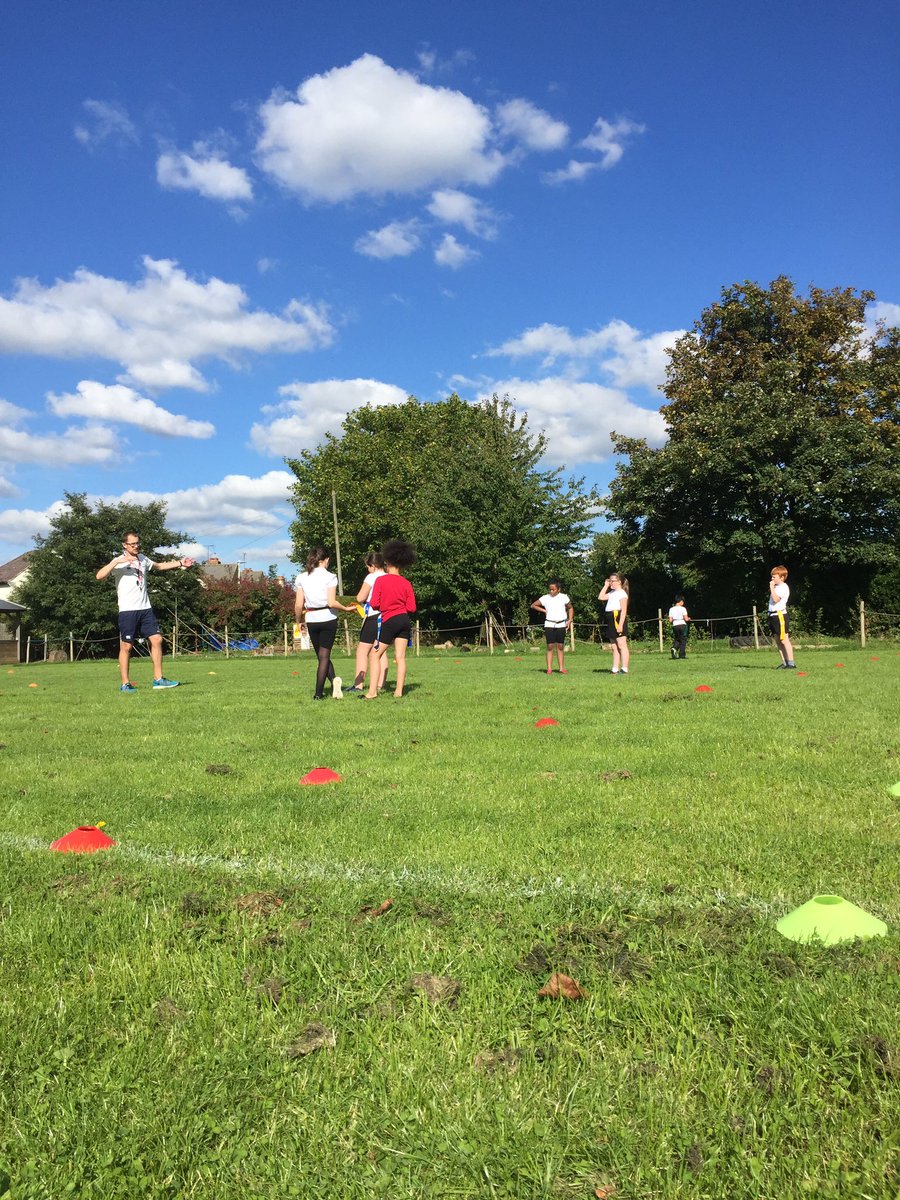 Y6 enjoying tag rugby in the sunshine with <a href="/AtlasSportsUK/">Atlas Sports</a>  🏉☀️👌