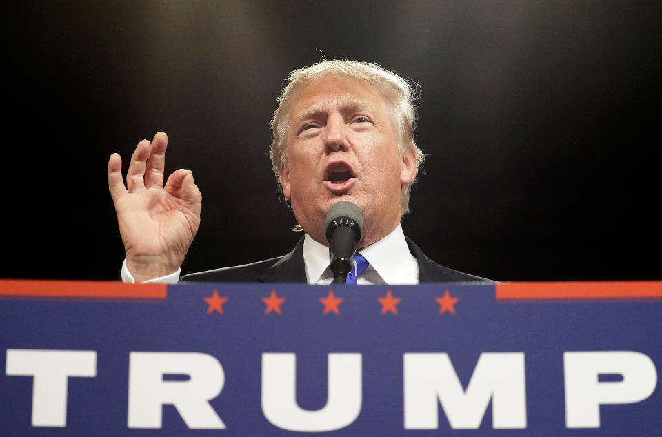 Forbes's tweet photo. Trump reported a $916 million tax loss in 1995, raising possibility that he paid no income tax for almost 2 decades 
https://t.co/bvzCTCudJT https://t.co/LVgMXTJ19H