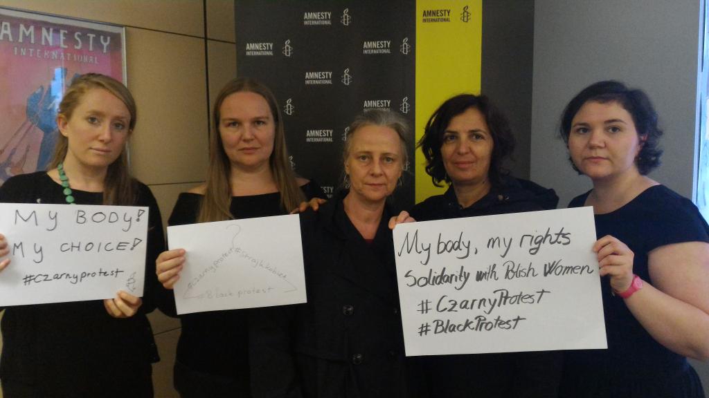 amnesty's tweet photo. Our staff stand in solidarity with women in Poland on strike today fighting for control of their bodies! #CzarnyProtest https://t.co/tMXF552JRh