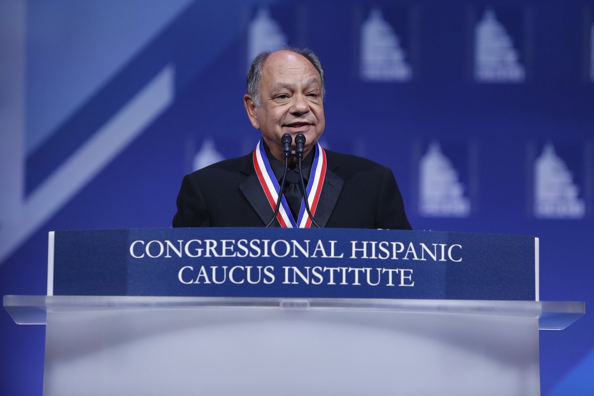 CHCI's tweet photo. Renowned comedian & philanthropist @CheechMarin accepts the #CHCI Medallion of Excellence during the #2016HHM Gala! https://t.co/vWfBi1xYms https://t.co/kYYvWj5lk3