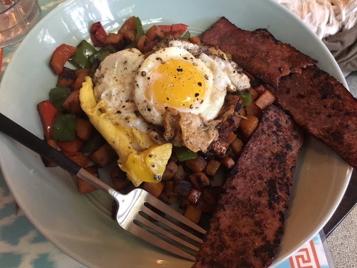 AliceBarrNBC's tweet photo. Sunday breakfast vs. Monday breakfast. #WeekdayProblems @NBCDFW https://t.co/X2sbxgnMj0