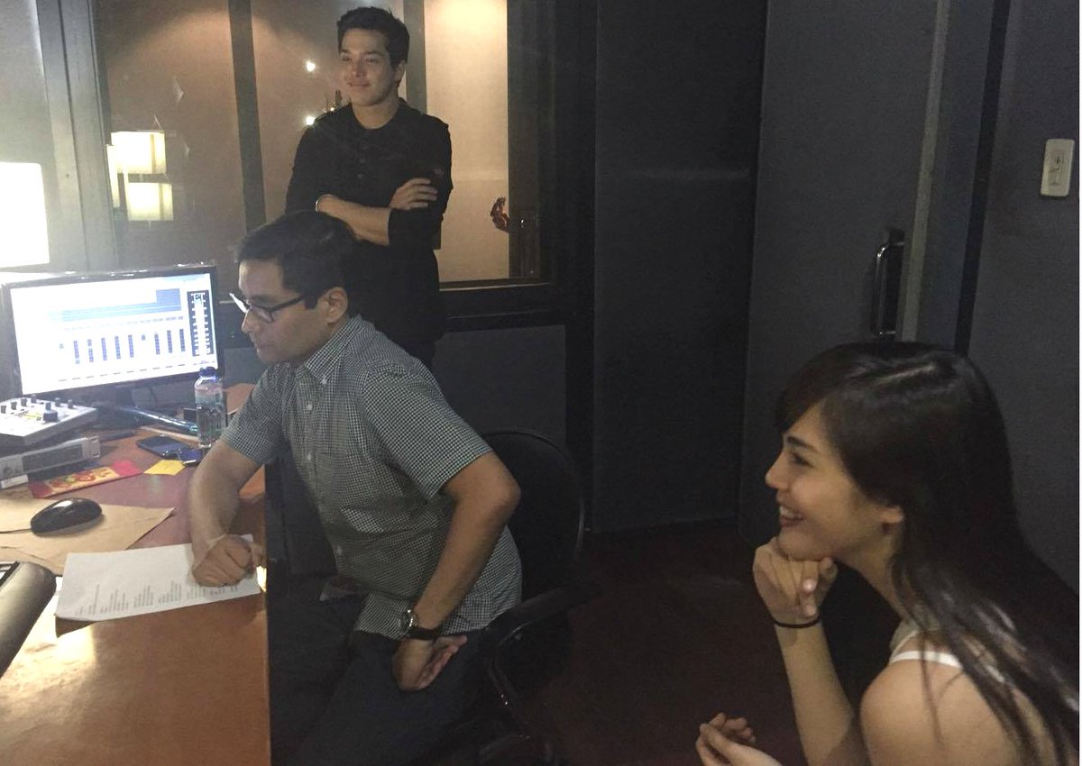 ittorap's tweet photo. We were listenin to song I wrote "ALAM MOBA" for @SuperElmo @superjanella. Seems like im INTRUDING? click to view https://t.co/qZeosT0Gjx https://t.co/Jq5JWA6jnG