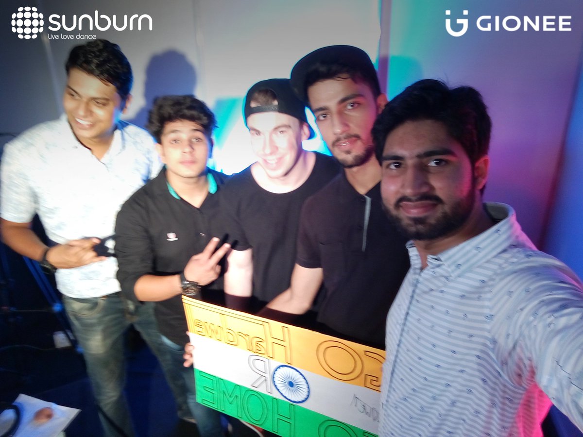 GioneeIndia's tweet photo. #GioneeSunburn winners enjoying a #SelfieFlash moment at the Delhi @SunburnFestival with @IamHardwell https://t.co/kmXg20hn1z