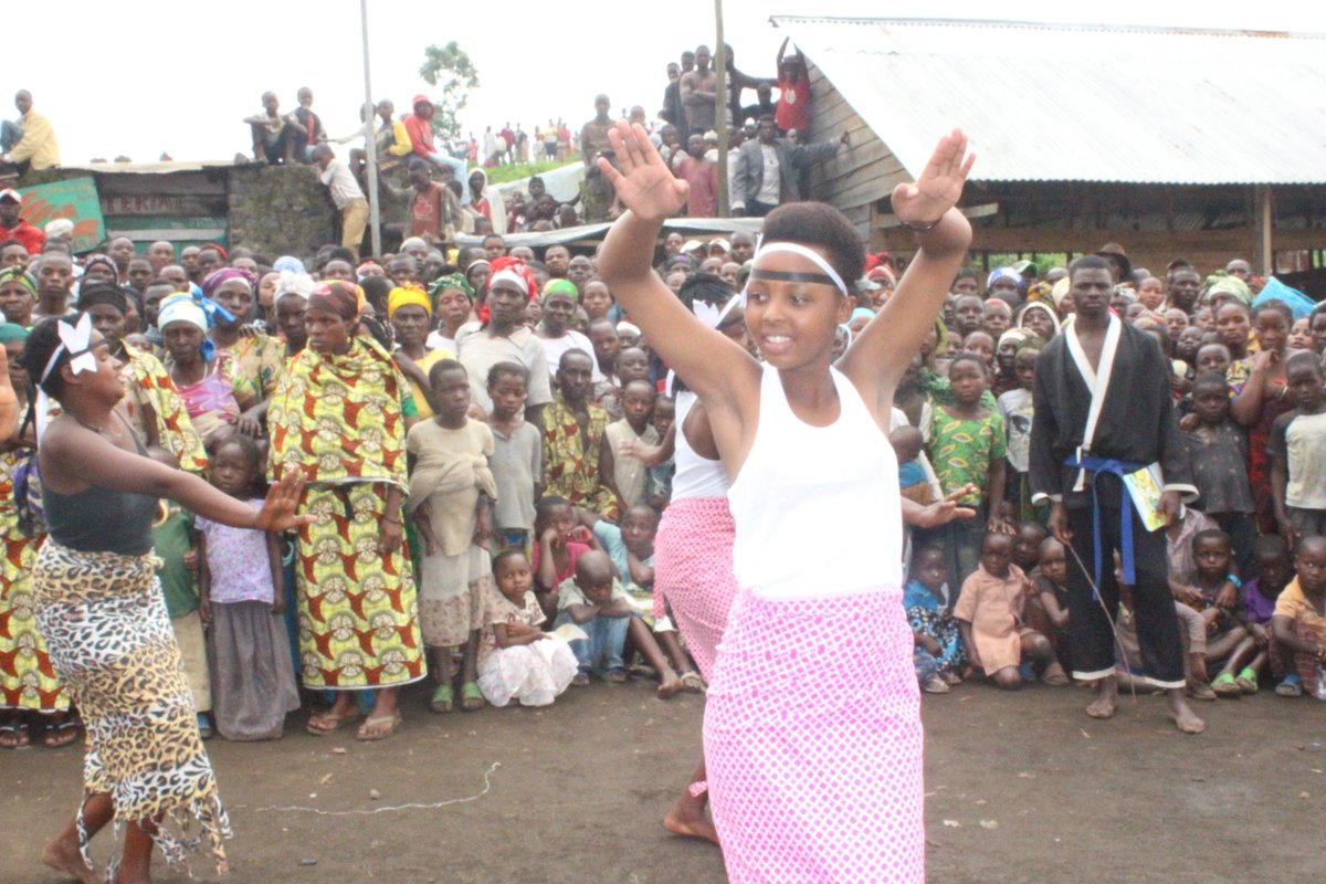FMasunzu's tweet photo. Les filles tutsi exécutant une danse à leur rythme. https://t.co/RS8W0X3Uby