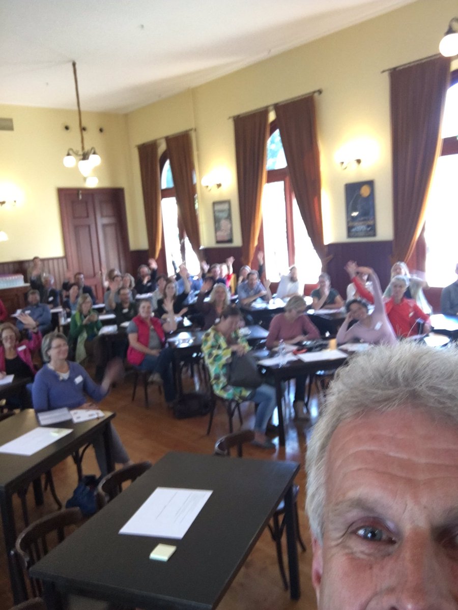 Mijn eerste tweet met selfie, zaal vol aspirant deelnemers aan de nieuwe lichting van het @OranjeFonds #groeiprogramma in  <a href="/Spoorwegmuseum/">Spoorwegmuseum</a>