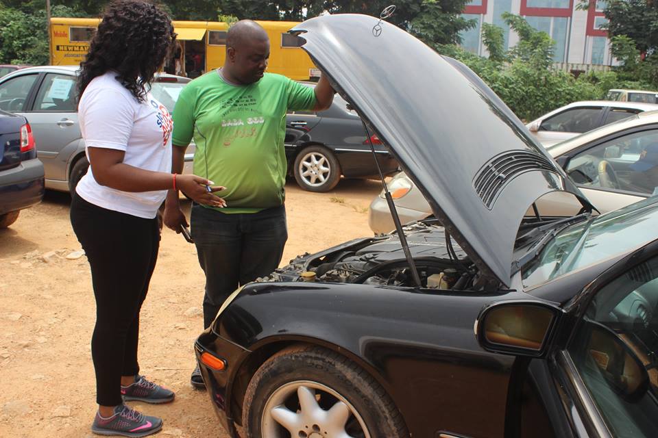 SlomoAutoSales's tweet image. Benz C240 2002 up for sale
Black sedan, 16" rim, leather seat, rear seat wtih AC vent, CD player, sun roof. 
Asking price = N999, 999.