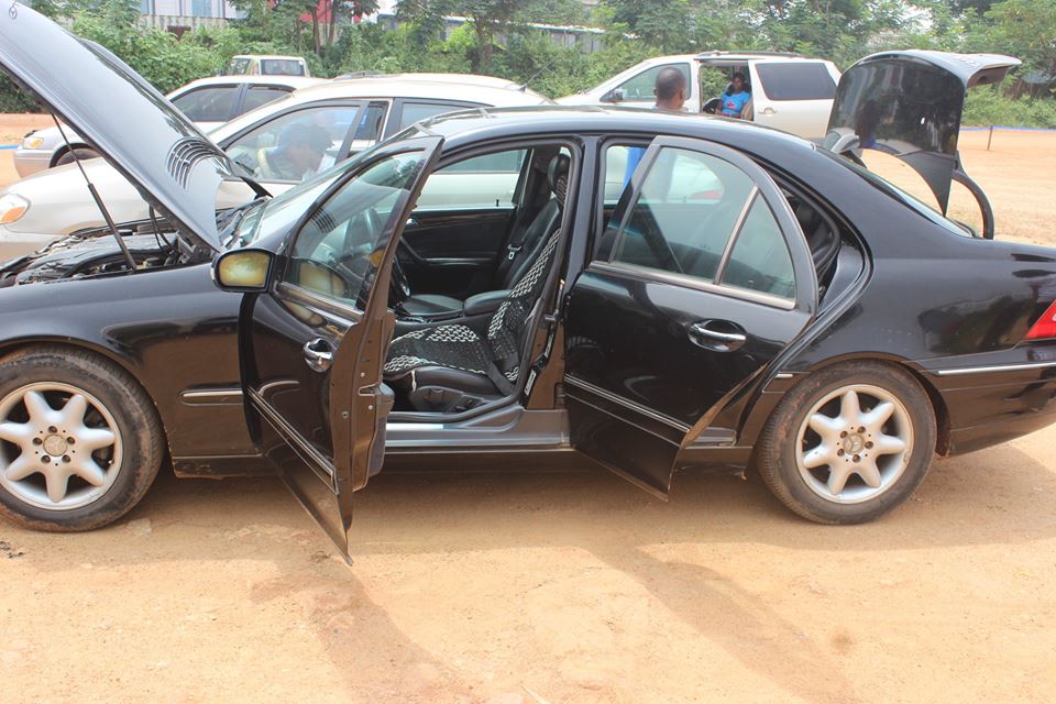 SlomoAutoSales's tweet image. Benz C240 2002 up for sale
Black sedan, 16" rim, leather seat, rear seat wtih AC vent, CD player, sun roof. 
Asking price = N999, 999.